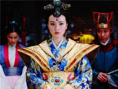 皇帝诵经敲得睡着了,13岁侍女偷偷笑出了声,从此她的命运被改变_高洋