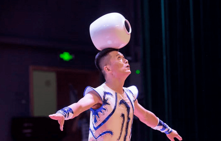 精彩绝伦的杂技表演,【顶缸表演】示意图感受古人的夜生活.