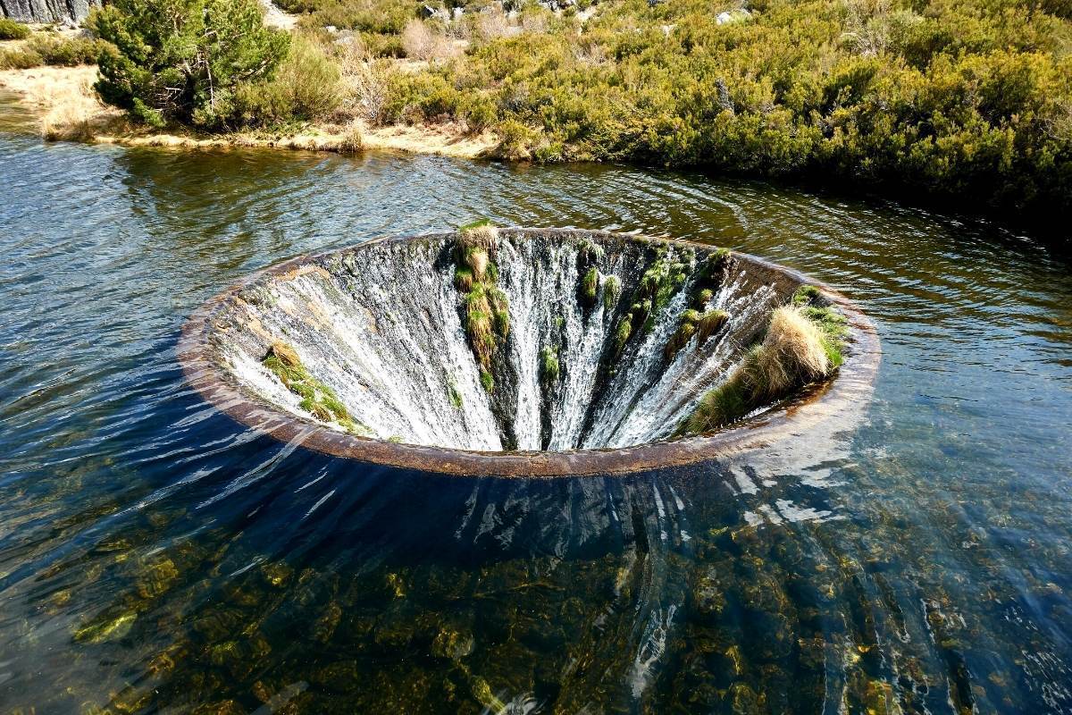 流入葡萄牙湖面地球破洞的水，到哪里去了？这种“深洞”很常见？