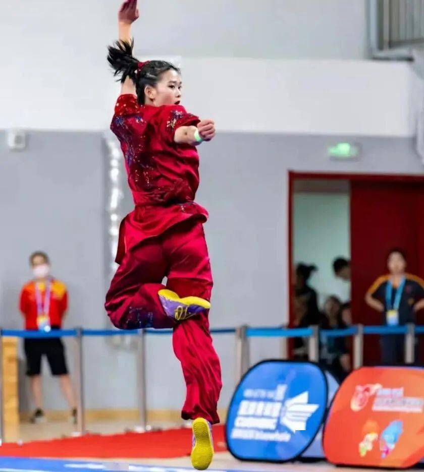 "长拳女孩"火了!她的身份不简单_武术_李美婷_陈佳莹