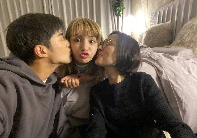 麦迪娜晒儿子正脸照,姜丹尼尔的小嘴太像妈妈了,一家人颜值超高_姜潮