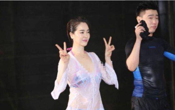 42岁左小青身材有多"撩"?当她下水之后,网友:成熟女人_保养_年纪_泳衣