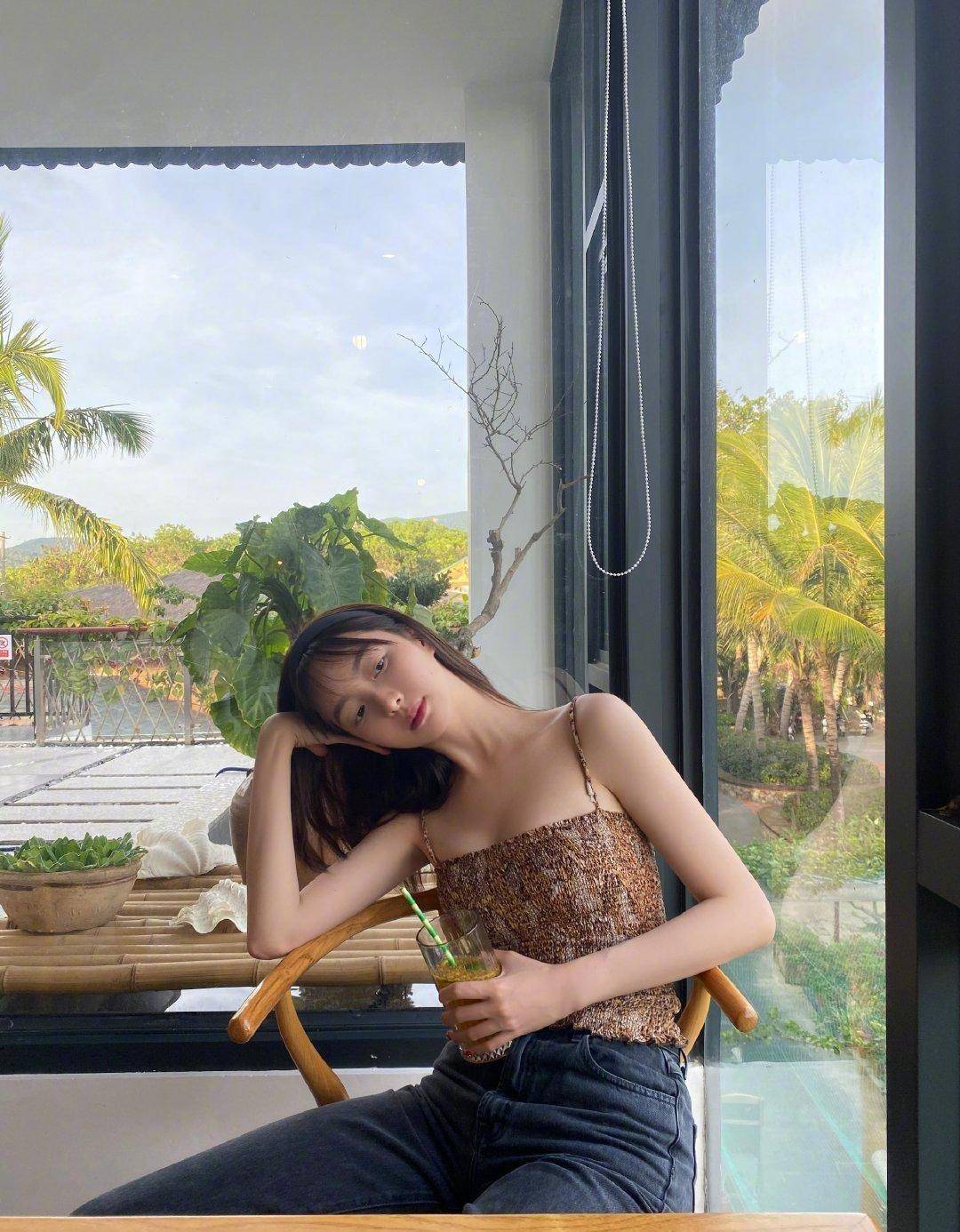 夏日必备清凉单品小背心凸显好身材轻松穿出甜美俏皮的bm风
