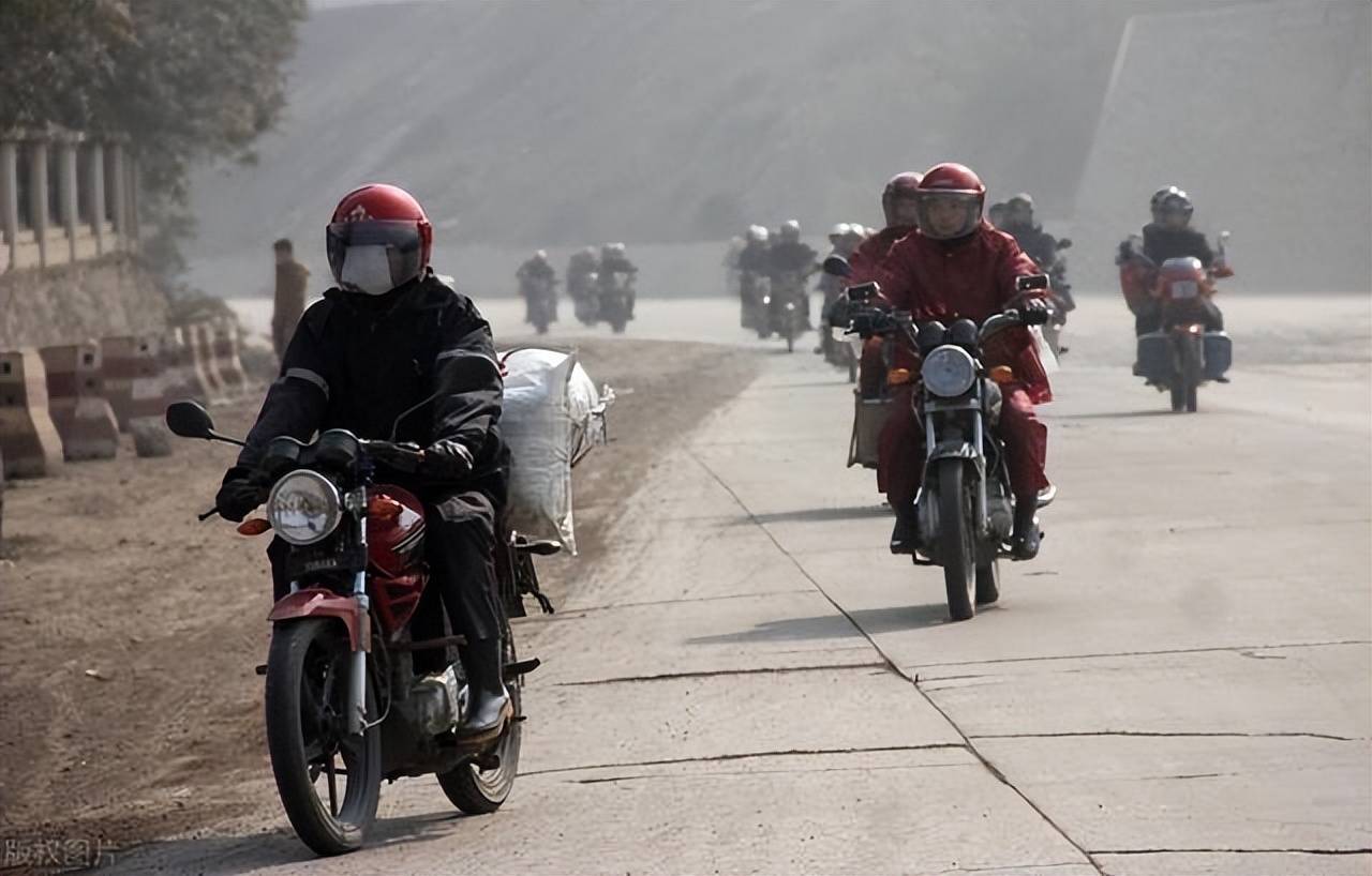 重庆缙云山大火扑灭,神奇的"以火灭火"和摩托车大军发威!