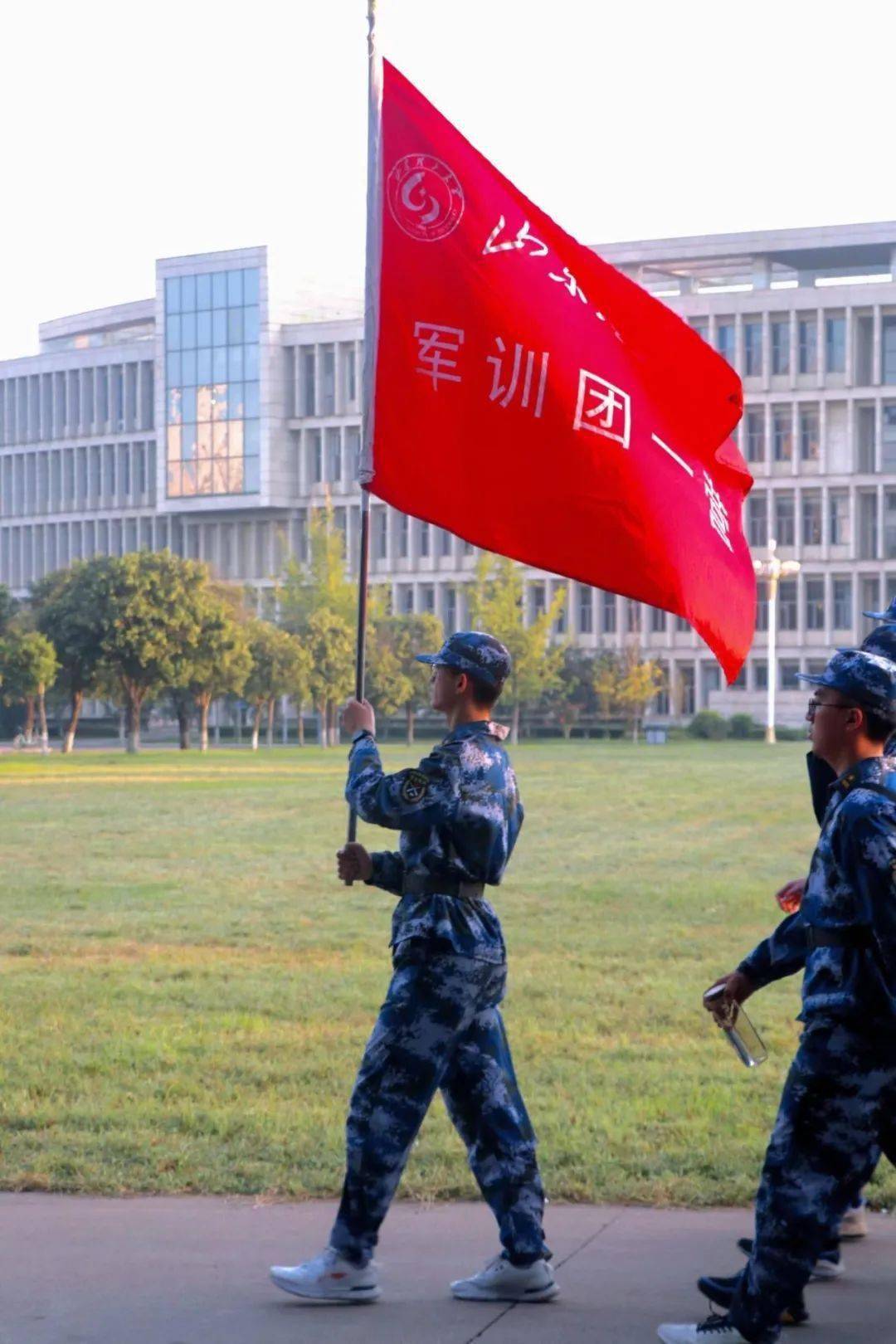 迷彩戎装英姿飒爽军旗迎风飘扬日照霓虹似天清风雨闻嘹亮的口号唤醒