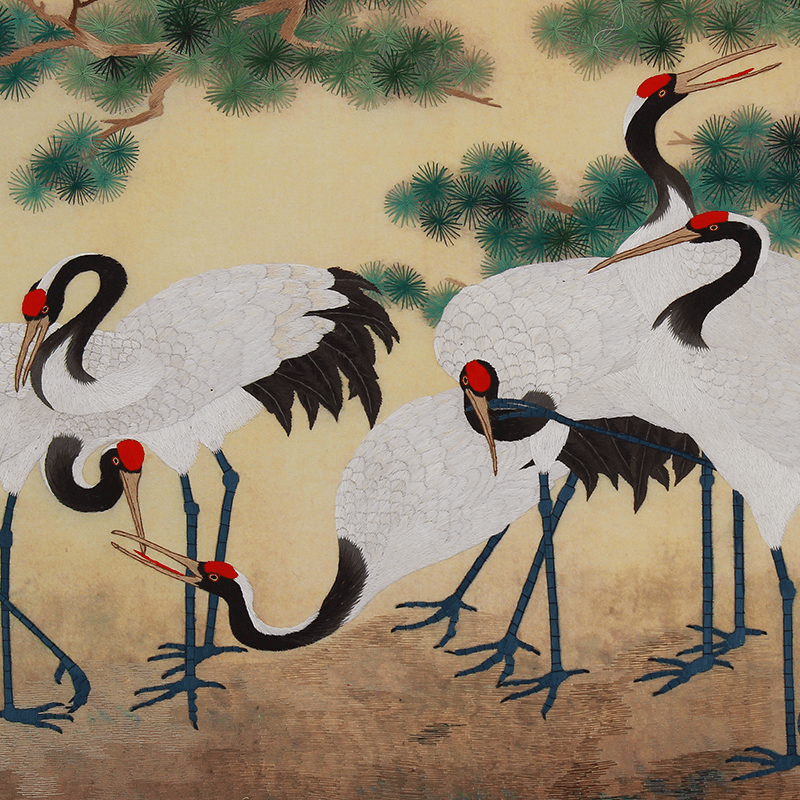 这幅手工刺绣松鹤延年图中,画面展现的是青松的苍翠和仙鹤的不凡,仙鹤