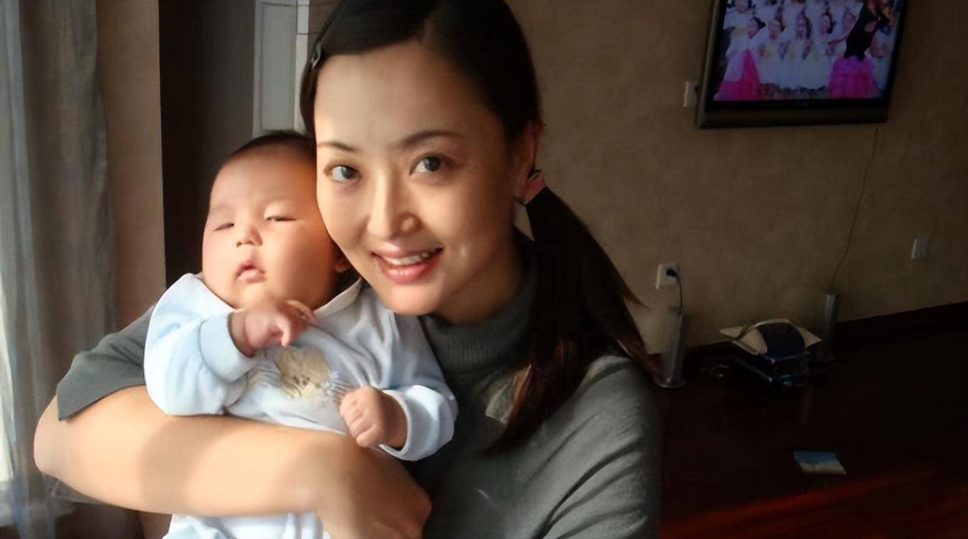 演员刘园园,逼婚大12岁电视名嘴沙桐,婚后一家三口生活有滋味_时候