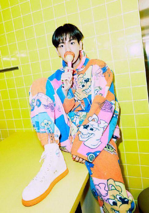 边伯贤第二张solo专辑《delight》的主打歌是《candy》,一听名字就