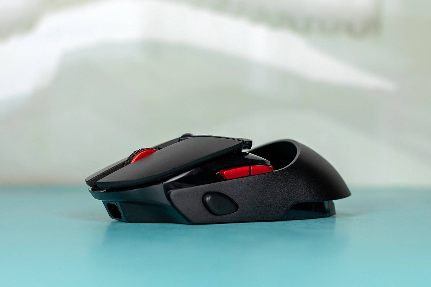 雷柏VT960S双模无线超跑游戏鼠标，酷炫的外观遮不住舒适的手感