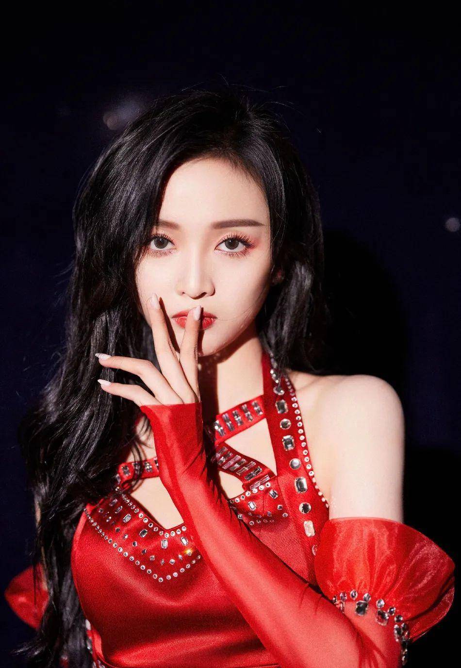 美女吴宣仪穿红色纱尾裙大秀白皙香肩!