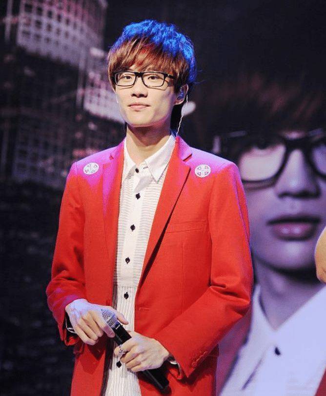 第一首歌是许嵩创作的《摇头玩》,很多人都是许嵩的歌迷,他的歌曲非常