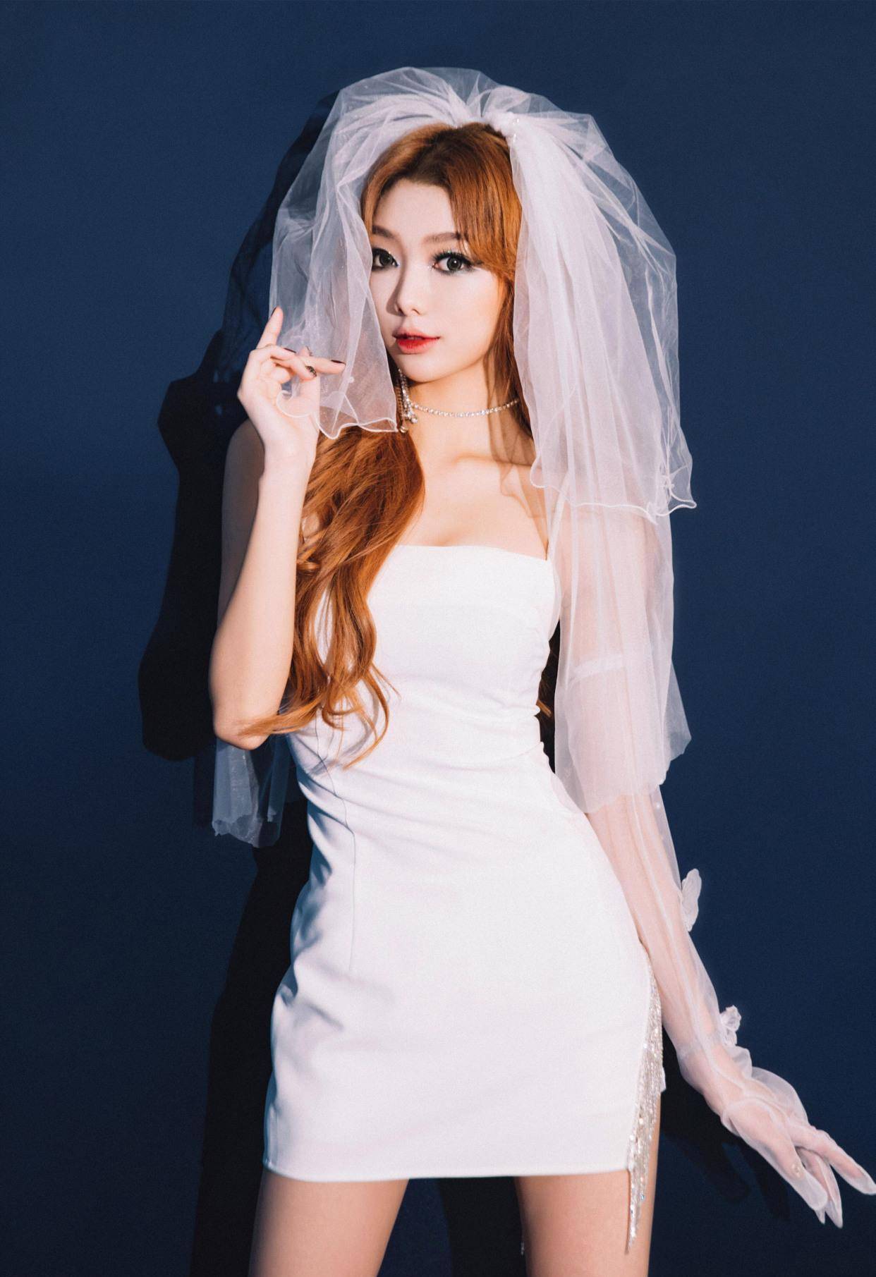 说实话,李紫婷的妆容有些翻车,眼妆画得过于夸张了,口红也没有涂好