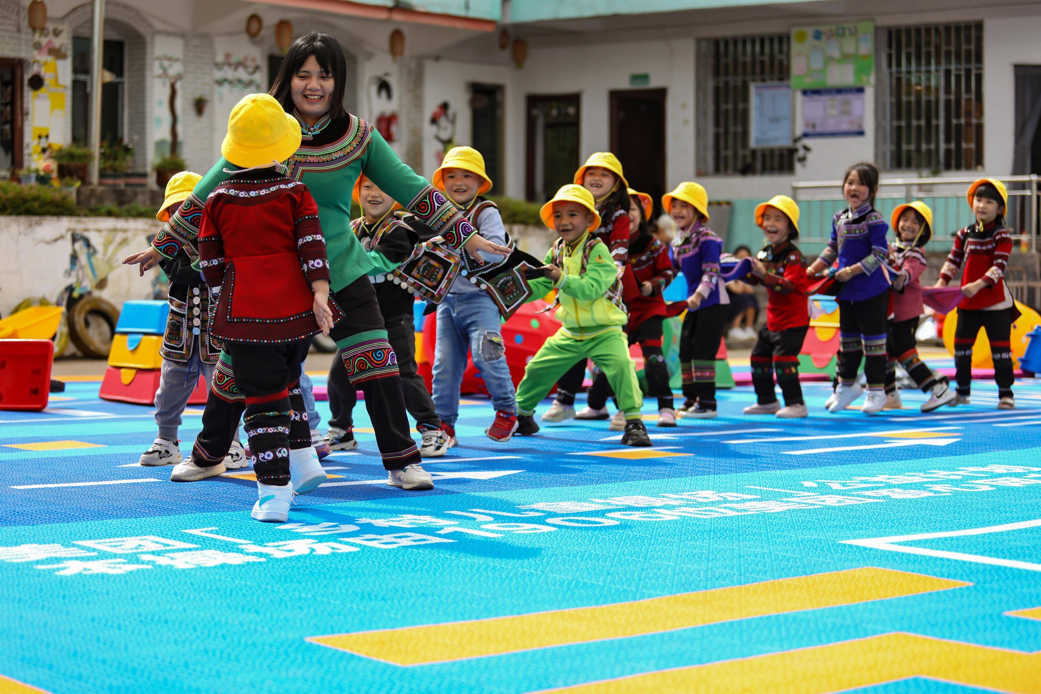 "全福庄幼儿园园长李则芬介绍,过去操场就是块水泥地.