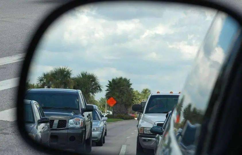 上車前先繞車查看上車前養成繞車一週檢查的習慣,看車的外況,輪胎,車