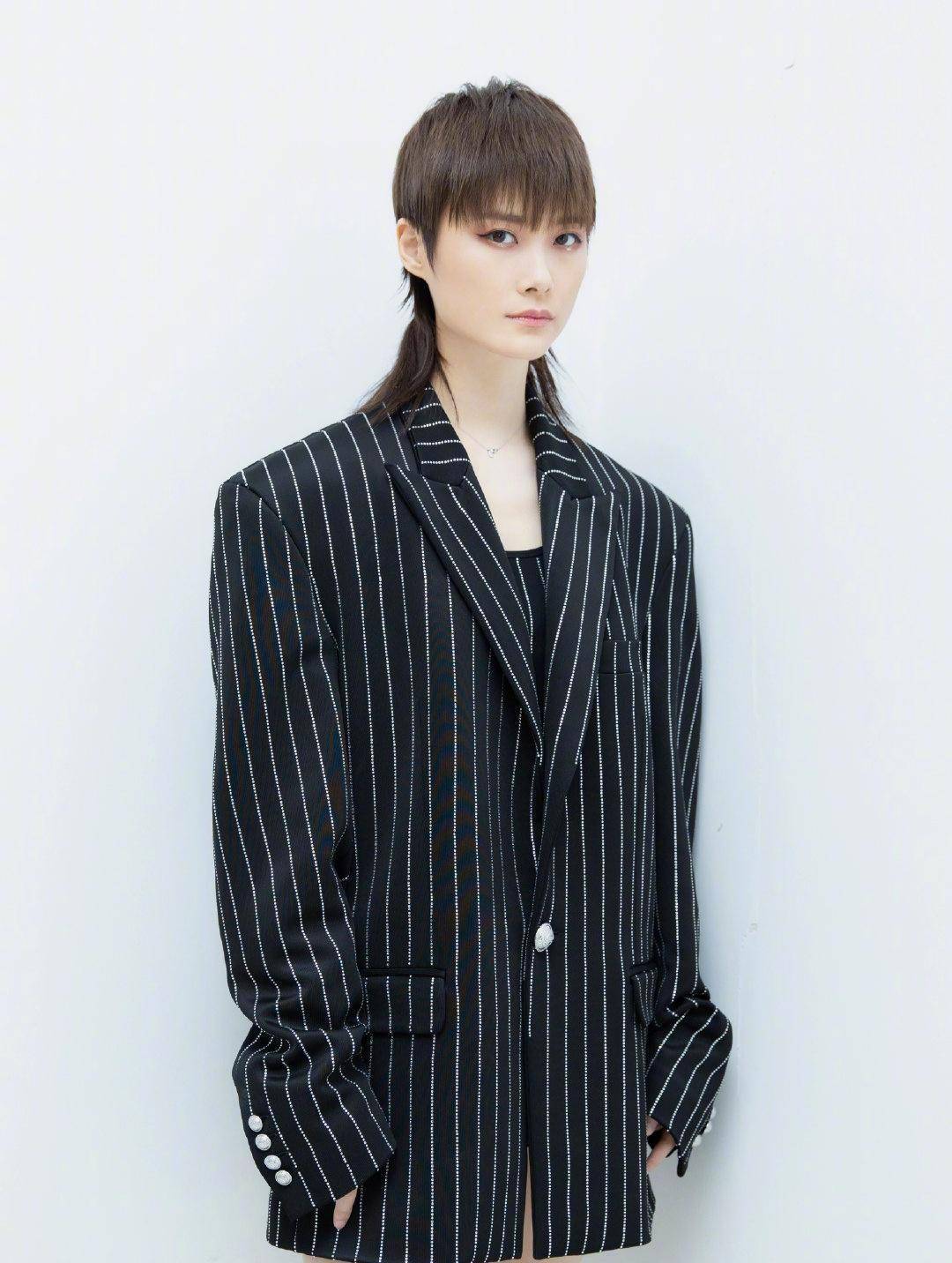 李宇春鲻鱼头耍酷,穿包臀条纹西装秀出大长腿,看不懂她的新造型_个性