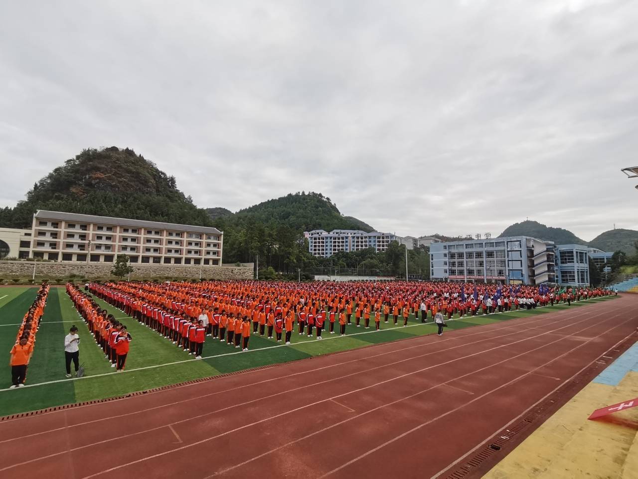 铜仁这所中学给优秀学生颁发助学大礼包