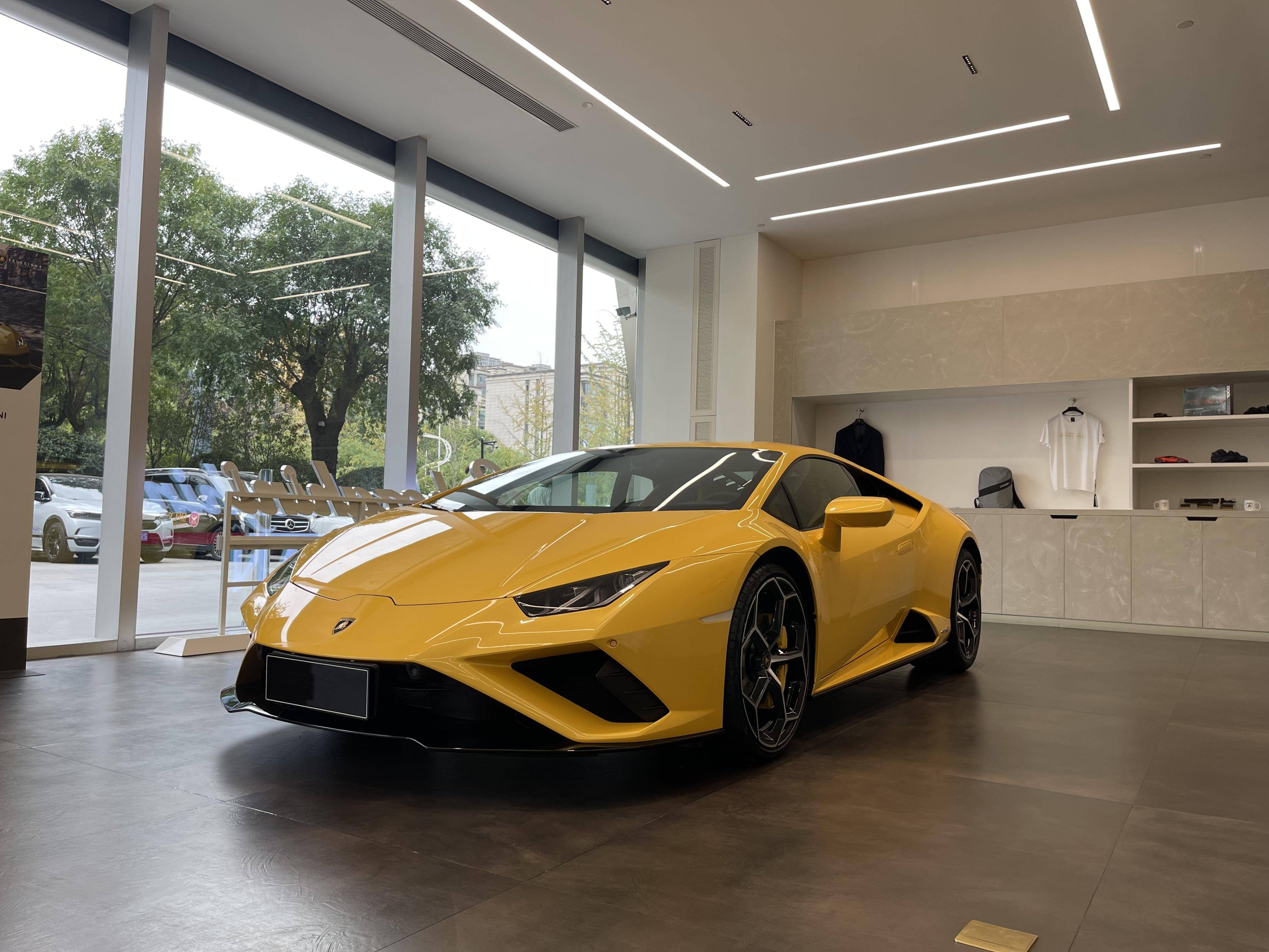 兰博基尼"小牛"提车,光车漆就得15万多,最后314万拿下_搜狐汽车_搜狐