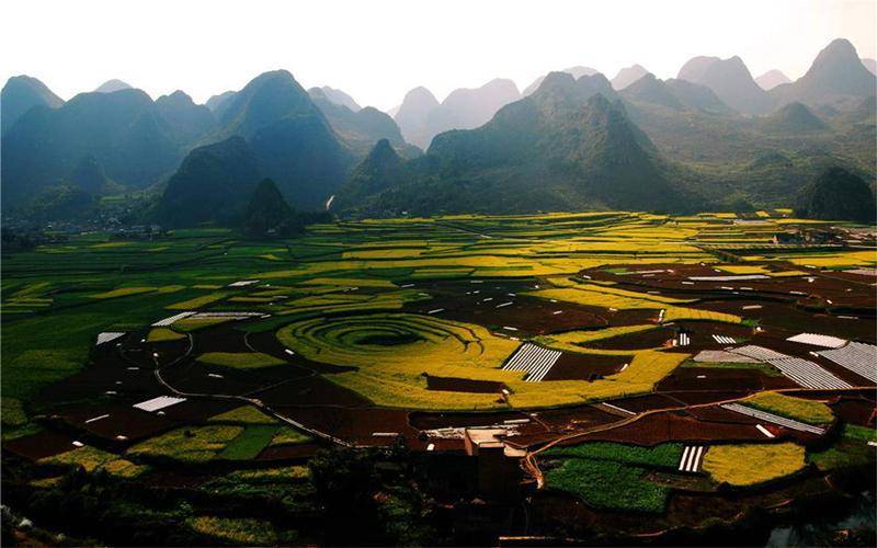 中国唯一一个没有平原的省，全省都是高原地势，气候温和风景如画