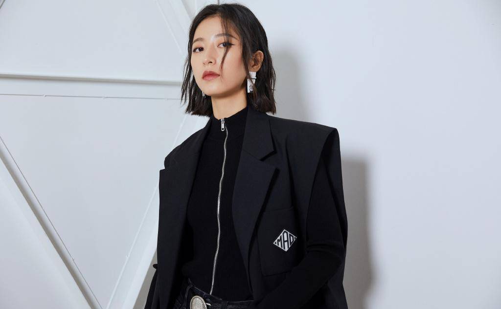 周雨彤太帅了,穿黑色西装玩下衣失踪,配马丁靴"漫画腿"好迷人_时尚