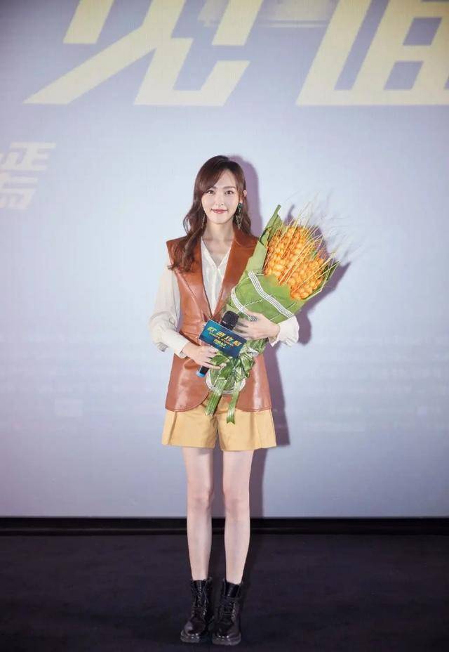 穿牛仔背带裤秀"漫画腿",好有魅力_短裤_休闲_时尚