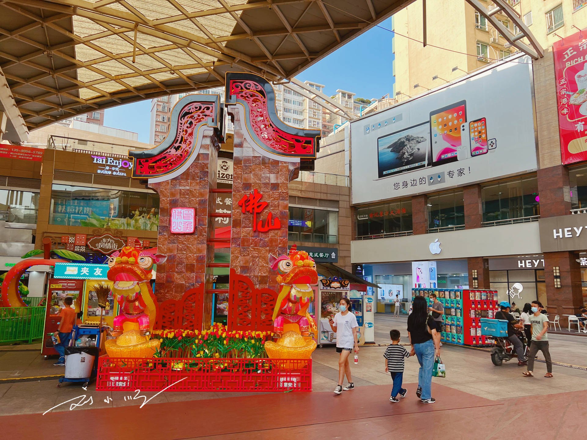 广东省佛山市有一家老牌商场，距离地铁站很远，却一直人气很旺