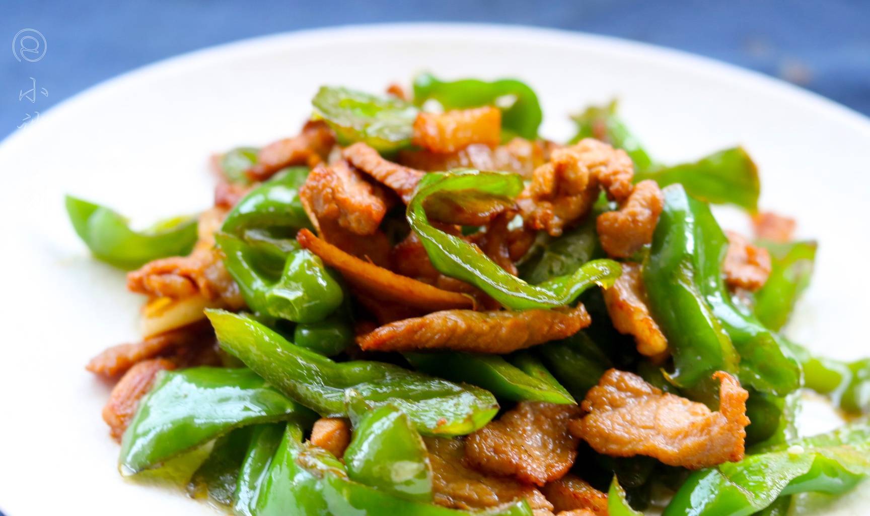 01【薄皮椒炒梅花肉】食材准备:薄皮辣椒6个,梅花肉200克,蒜瓣2个,姜2