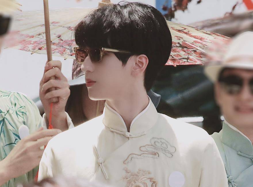 两人的身高都特别高,完全不输给其他的男演员呢,而且严浩翔,贺峻霖穿