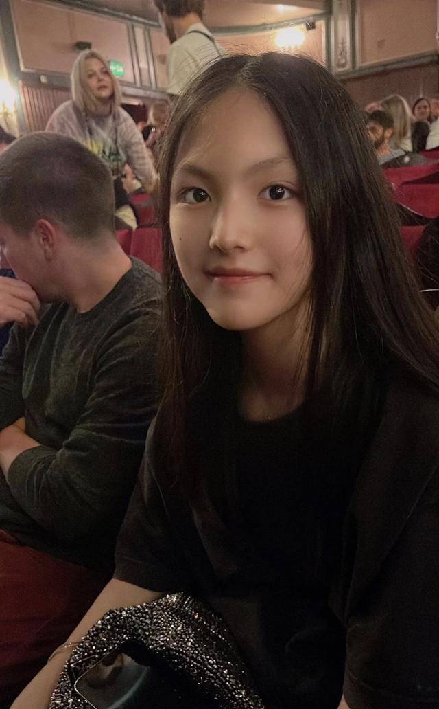 王诗龄近照曝光,一身高奢富贵典雅,超瘦的身材和高颜值引热评_李湘