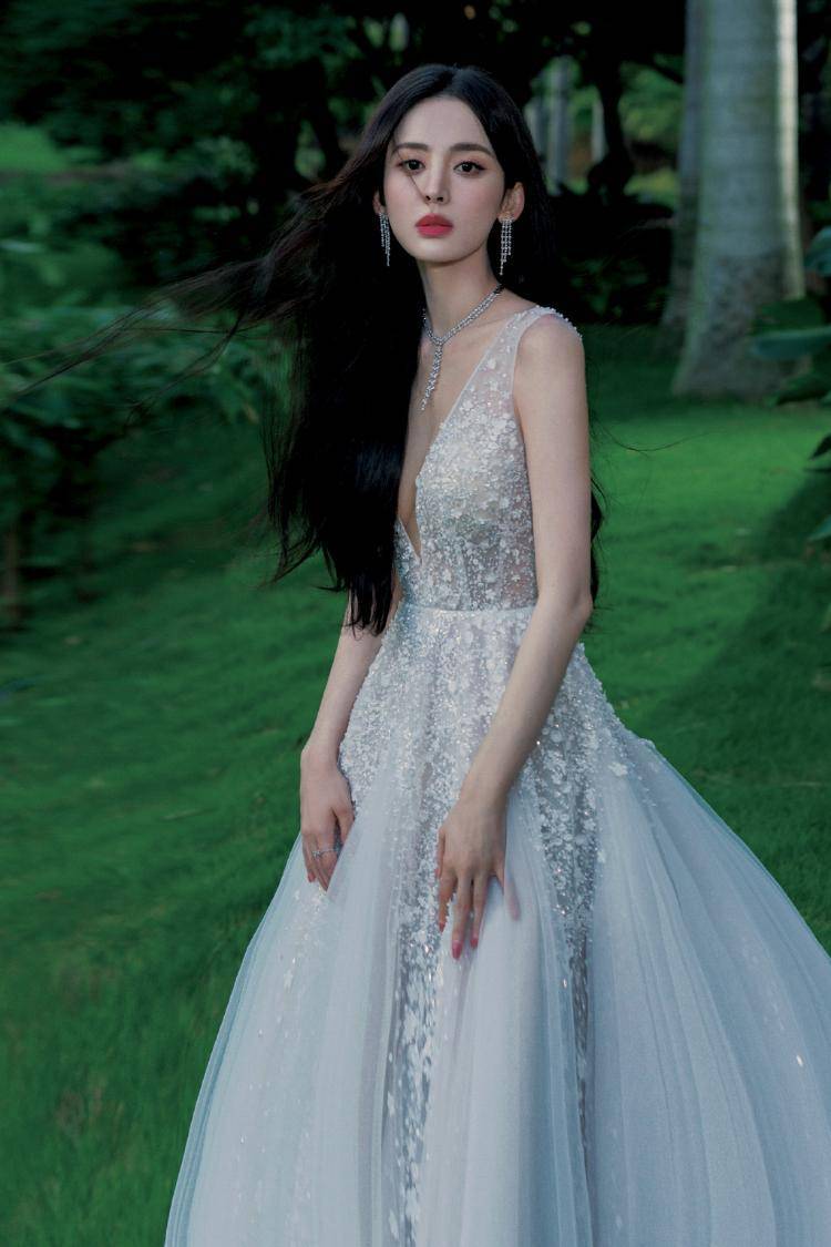 娜扎穿深v长裙仙气飘飘 手臂纤细颜值超高_纱裙_亮片_五官