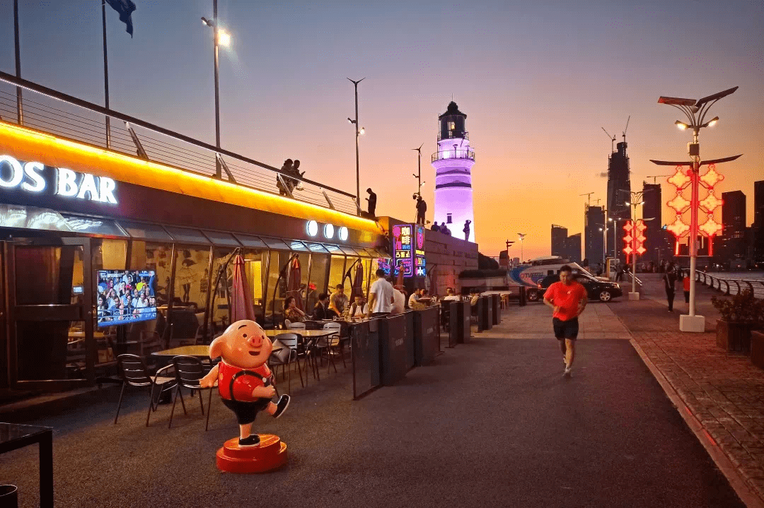 08 | liu刘浏啊如果说灯塔是沉静的海水,情人坝旁边的酒吧街则像是