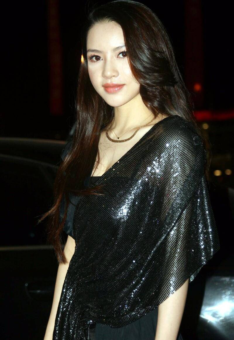 潘霜霜身材好立体,黑色披肩挡不住凹凸线条,难怪被称"小舒淇"_时尚