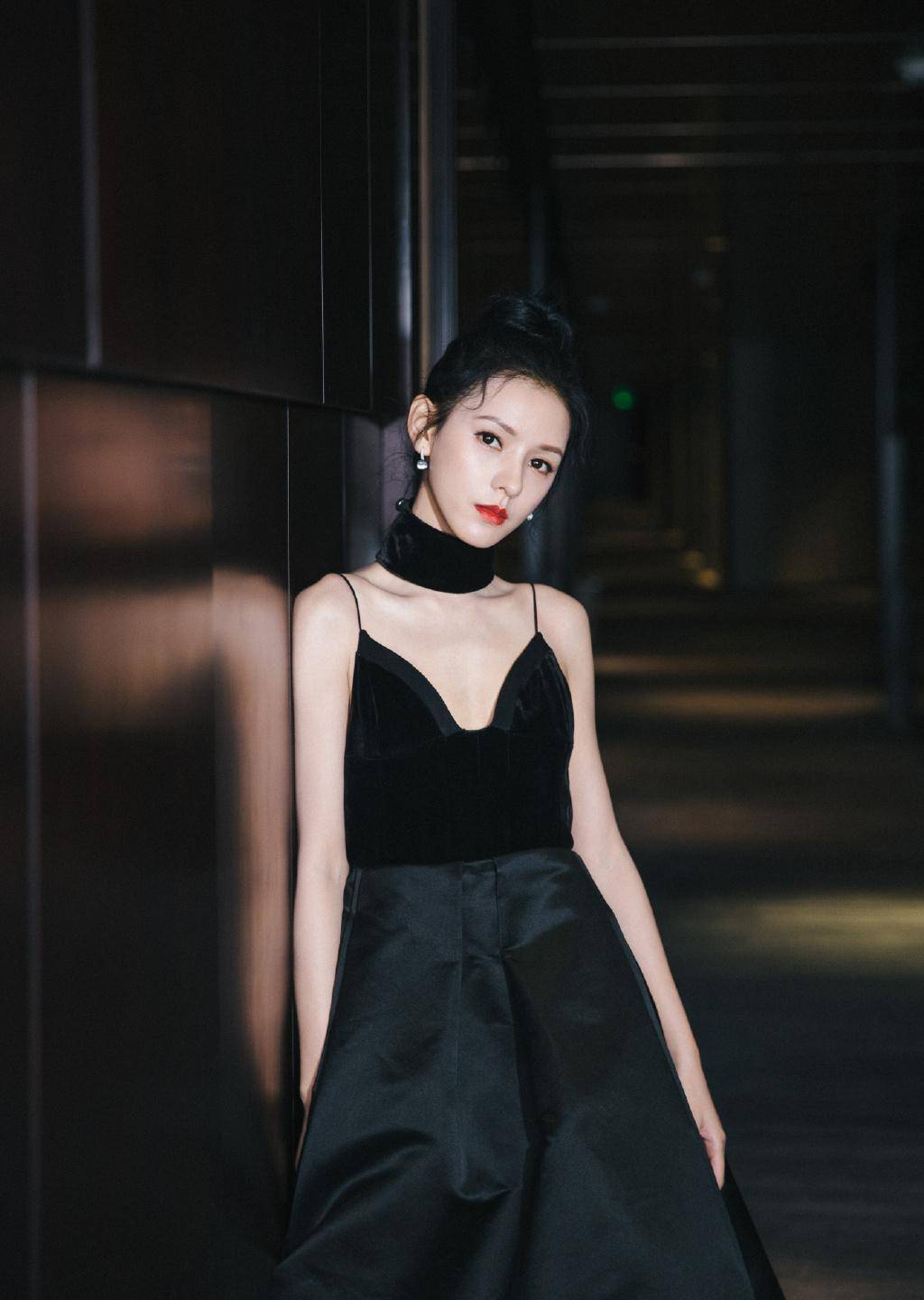 张予曦大秀美背,穿红色复古裙配高马尾,同框张馨予帅得让人心动_黑色