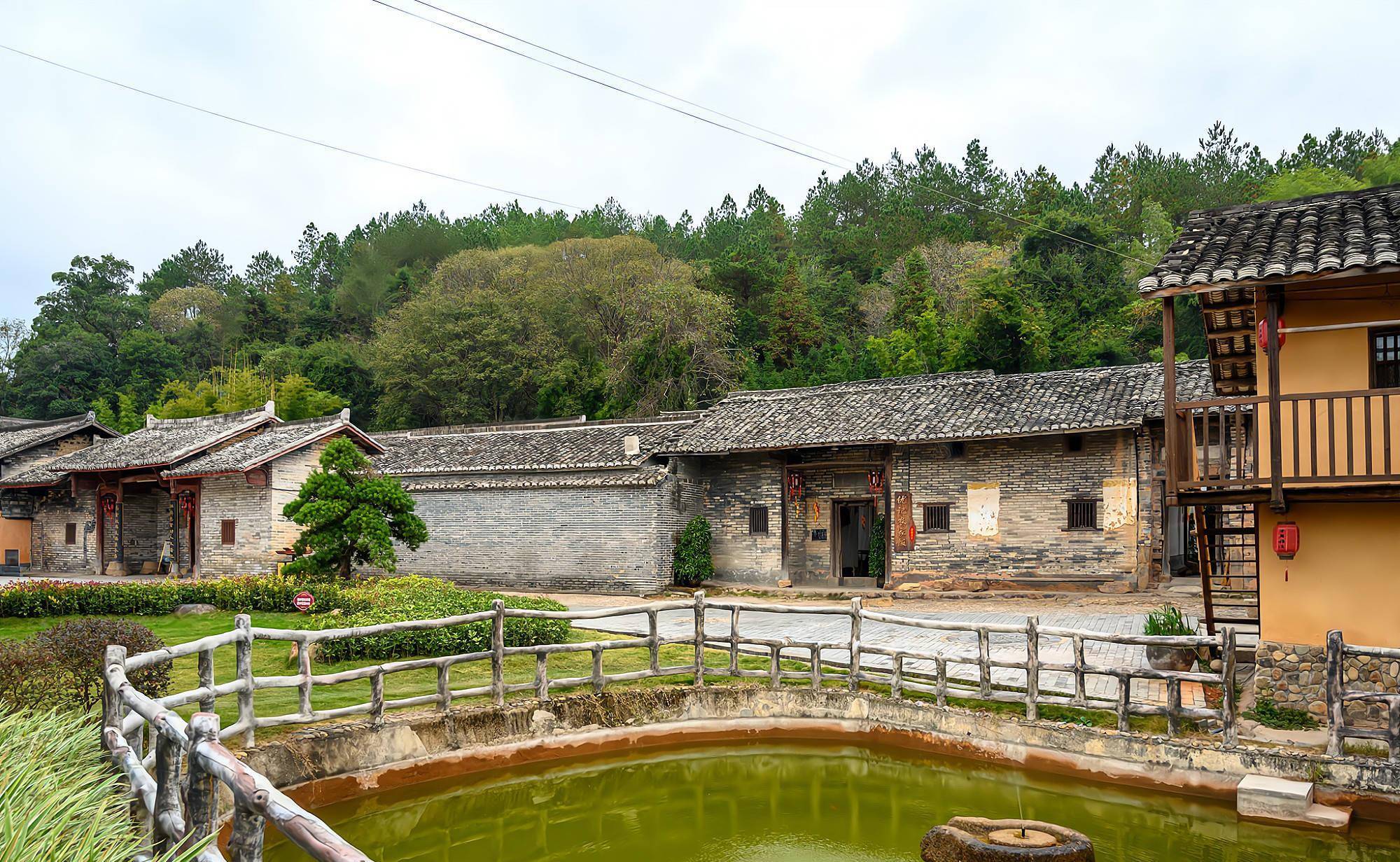 江西最南部的千年古村，客家围屋极具特色，景色美如“世外桃源”