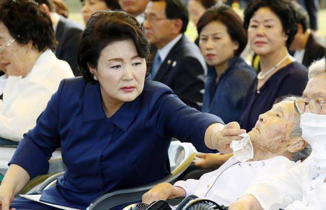 韩国第一夫人金正淑:主动求婚文在寅,40年甘当贤内助_全家人_游行