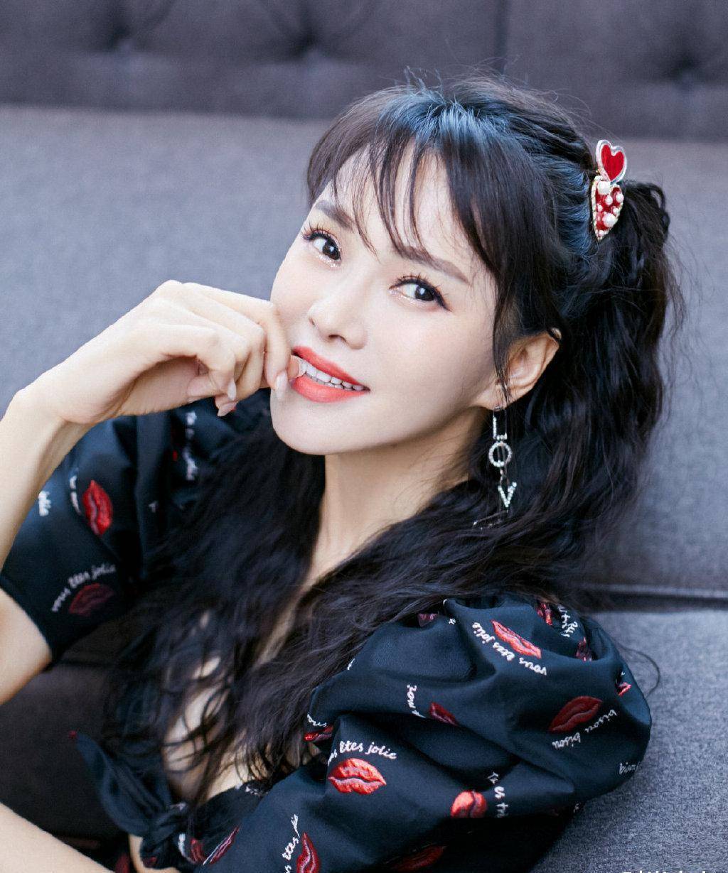 伊能静将发型做了重点的打理,呈现出飘逸的减龄感,桃心发夹的点缀,更