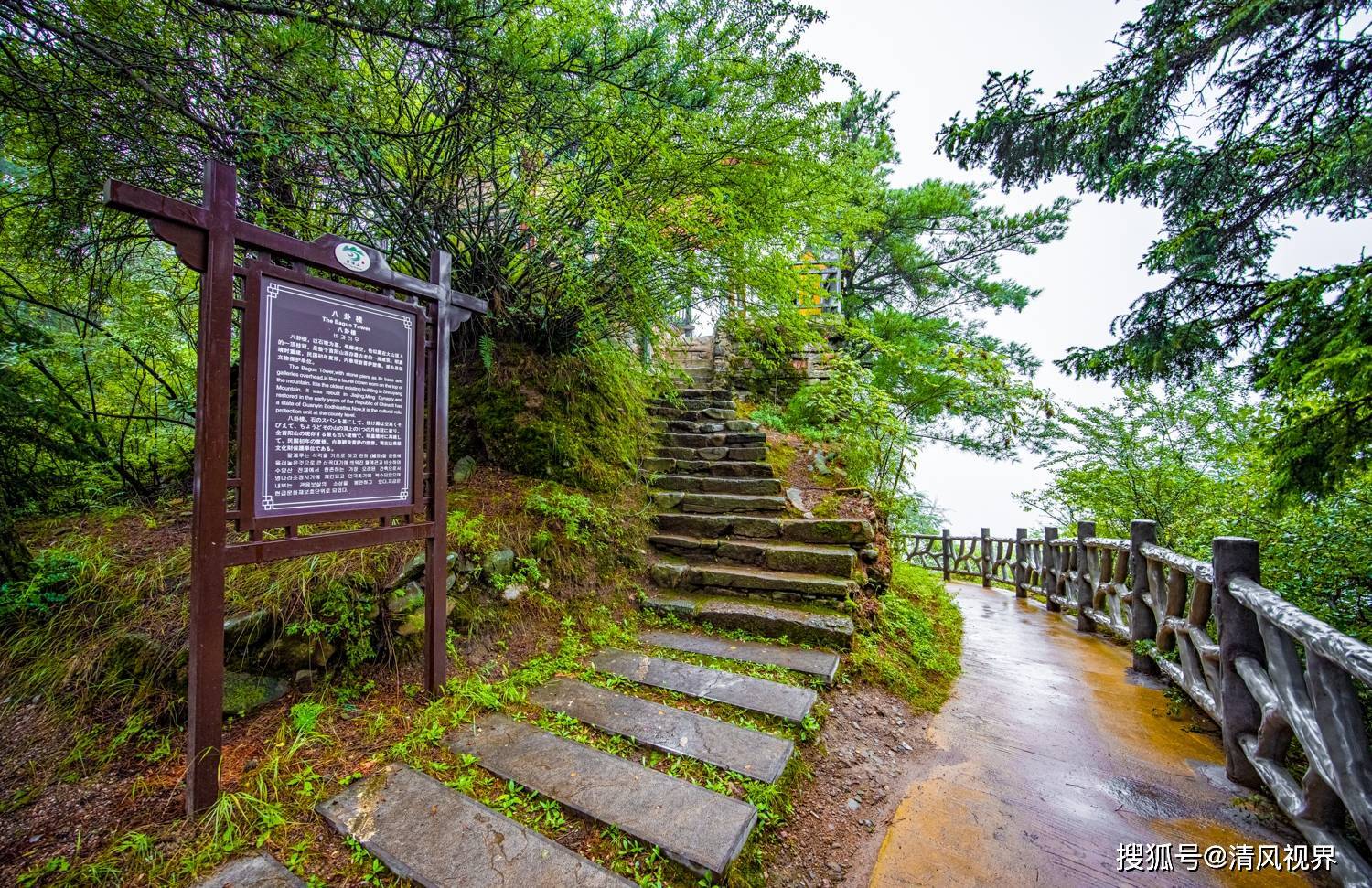 八卦樓它以石墩為基,高聳入雲,懸廊凌空,猶如戴在大山頂上的一頂桂冠.