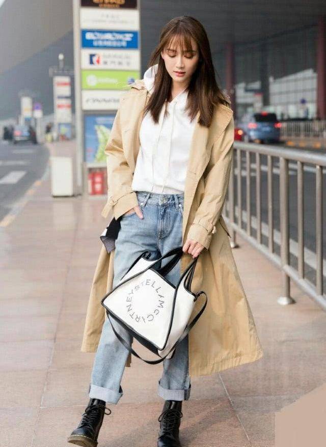 陈乔恩造型让人看不懂,黄格子风衣配中筒靴,炎炎夏日不热吗_白色_整体