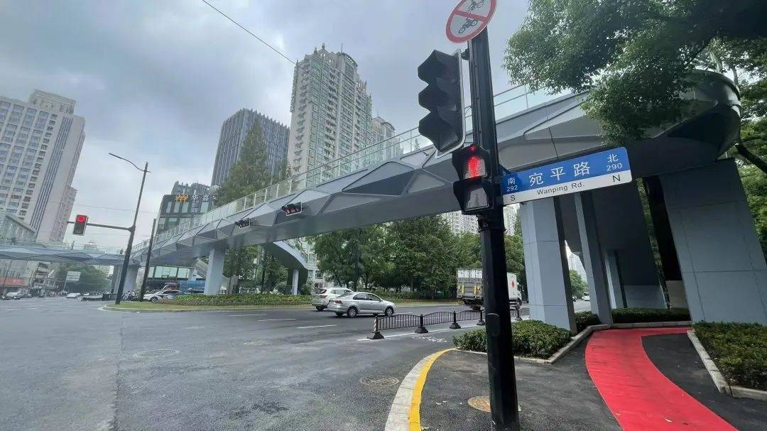 "肇嘉浜路宛平路天桥自动扶梯开启试运行_电梯_市民_徐家汇