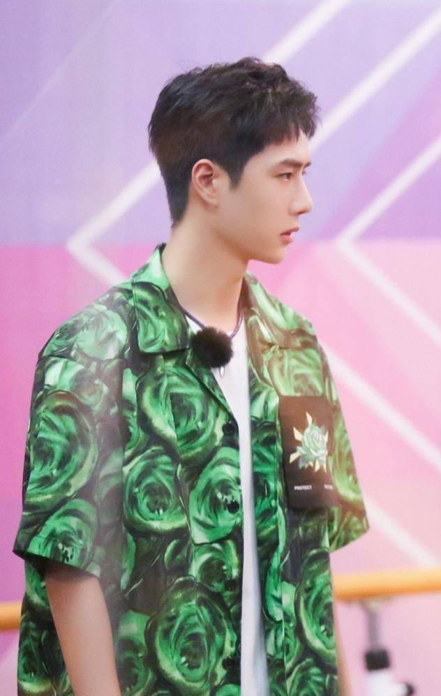 盘点这些年王一博穿过的花衬衫!越"花哨"越神奇!_策划_印花_冲浪