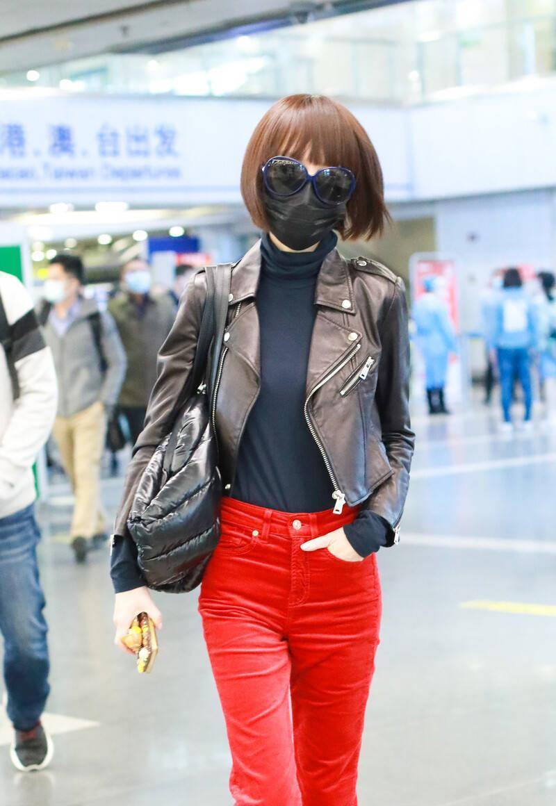 鲁豫剪学生头,又是皮衣红裤走机场,50岁了还这么会装嫩!