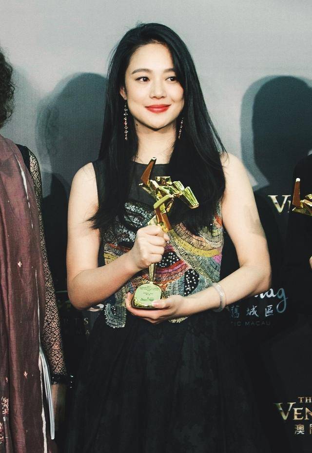 周韵的"东方美人"之雅,无袖印花裙穿出高定范,直发红唇太惊艳_feel