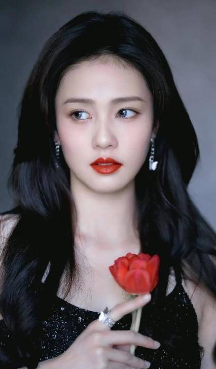 《强势出道》白鹿:压倒关晓彤抢杨颖风头,带上豪门闺蜜男星造谣_白露