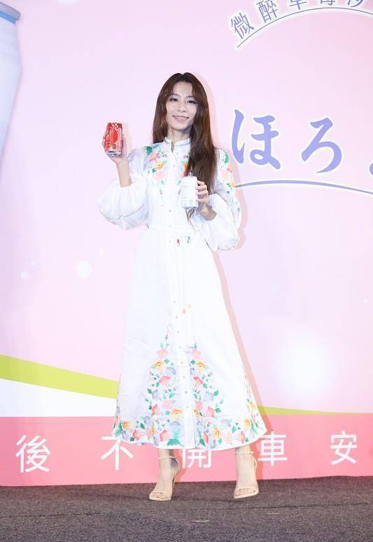 田馥甄身穿白裙好吸睛,脚踩美黄色高跟鞋,看起来优雅又迷人_时候_款式