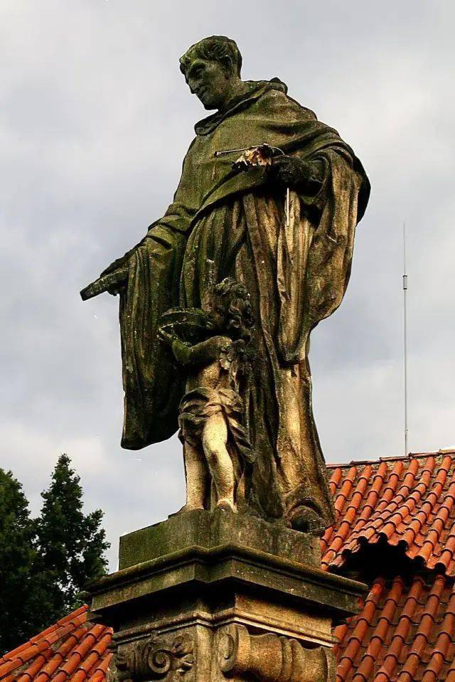 查理大桥上最著名的雕像是圣约翰.