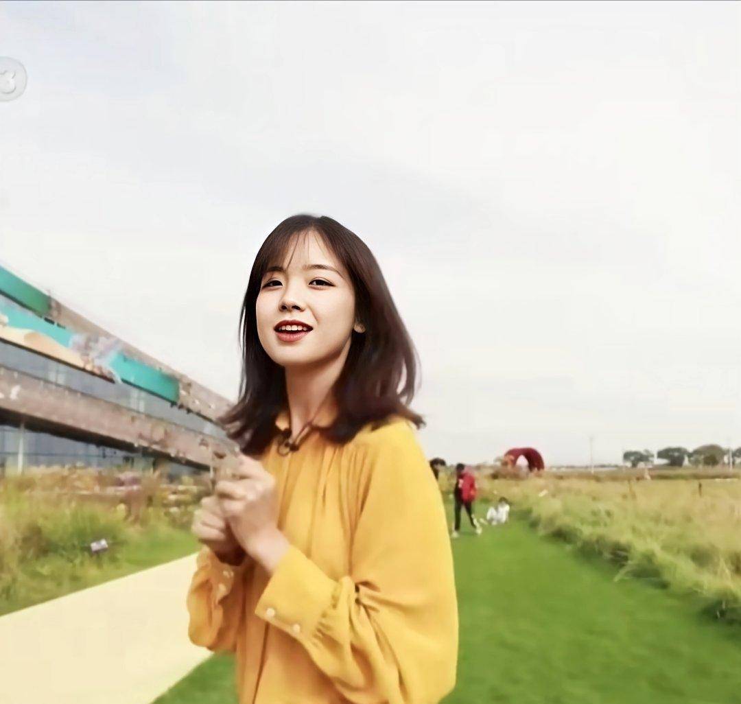 再来看王冰冰的这套look,秋色黄雪纺衬衫搭配黑色长裤