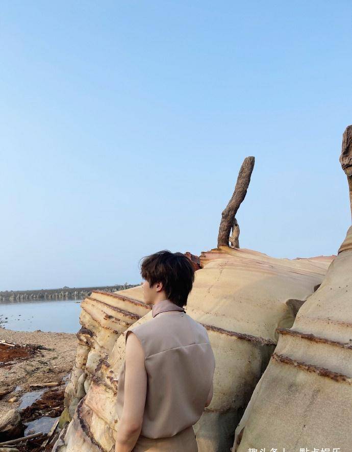 陈立农颜值爆表,穿粉色睡袍走在时尚前沿,懒写文案