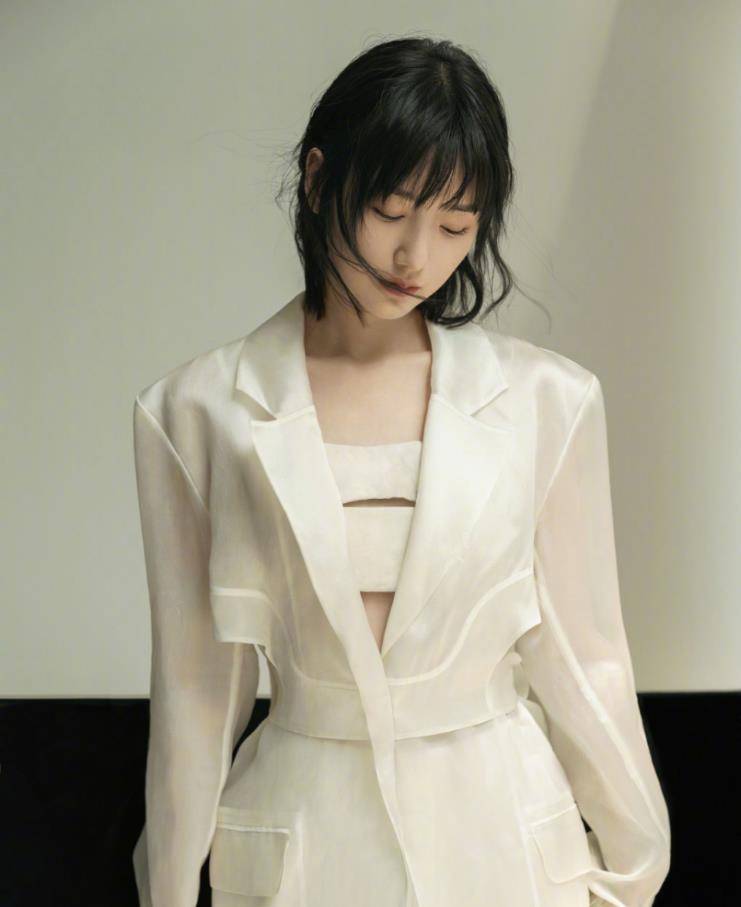 毛晓彤的衣品也太好了吧,穿西装露出安全衣,一点都不低俗_时尚_造型