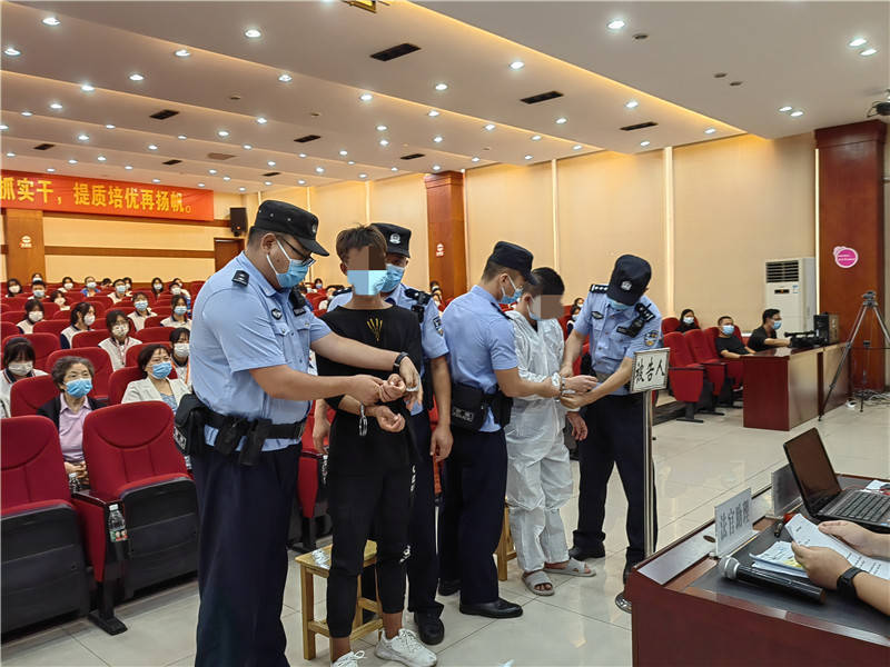 重庆万盛:真实案件校园开审 以案说法教育学子_被告人_李某_青少年
