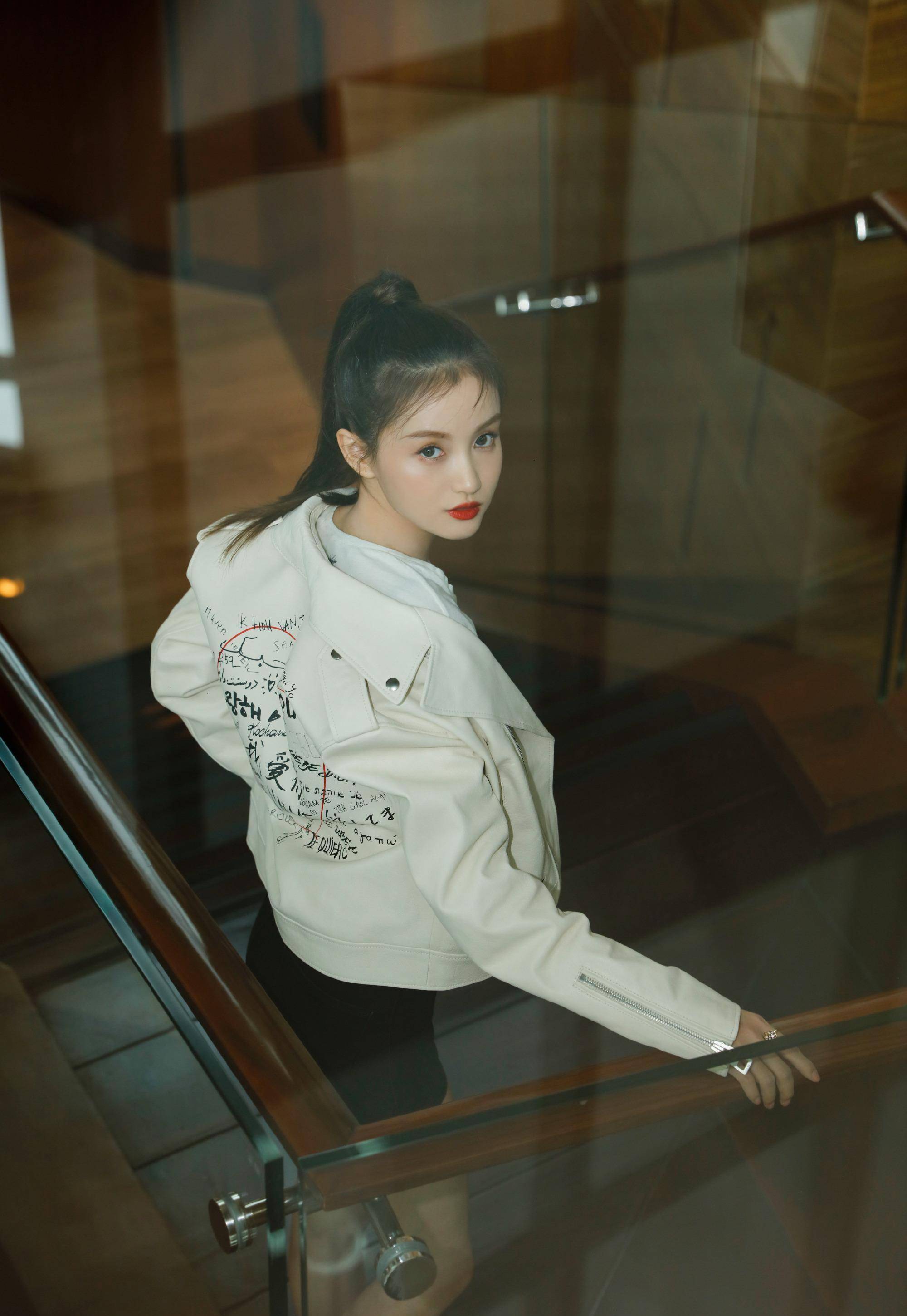 林小宅晒清纯私服,真丝连衣裙搭配蓝色中筒靴,骨感美实在惹人羡_白色