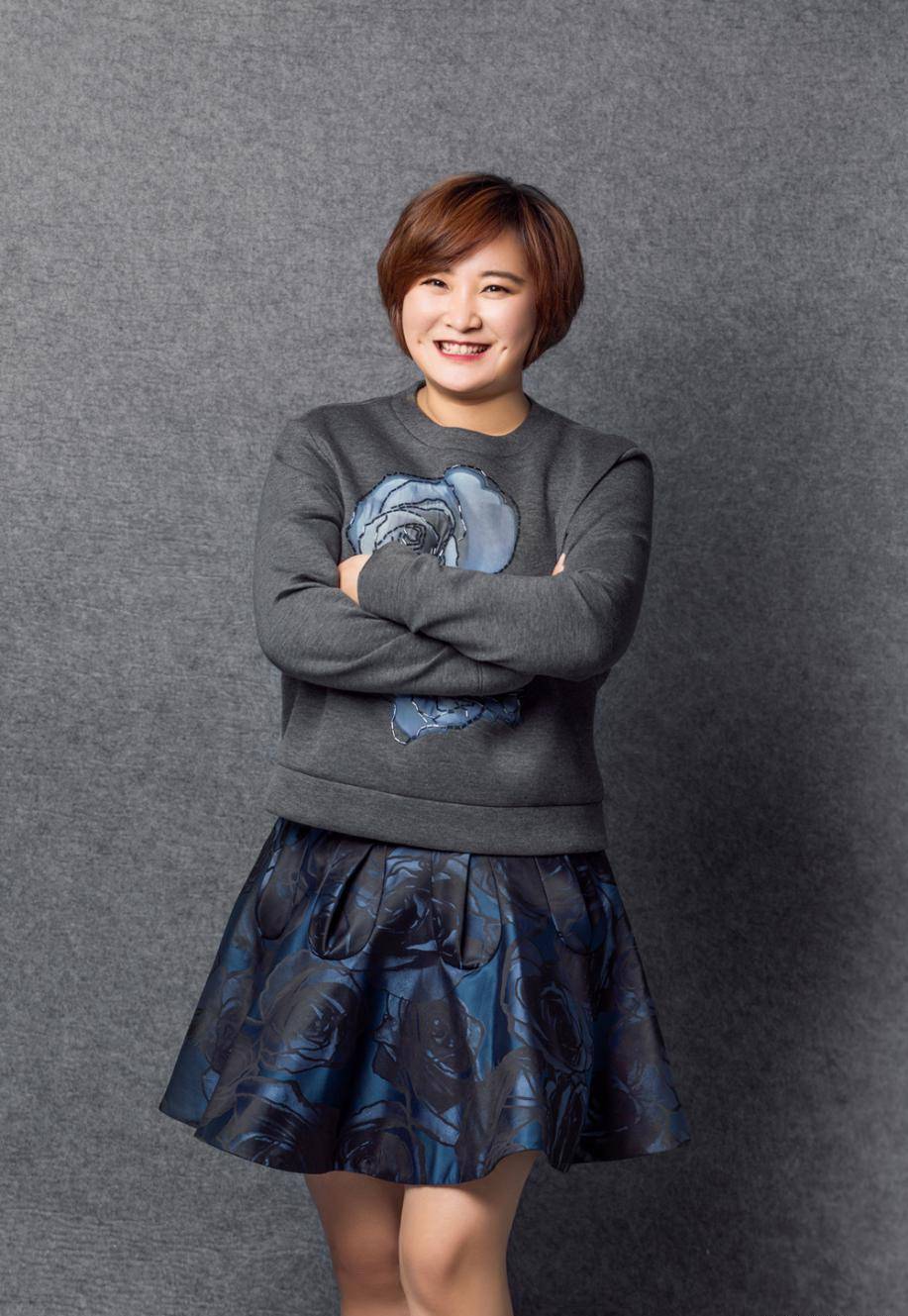 贾玲罕见走机场,穿白t恤配运动裤休闲时尚,配丝巾显瘦10斤不止_美人